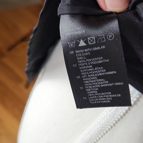 H&M Black Sleeveless Fitted Blouse with Mandarin Collar - Picture 7 of 7